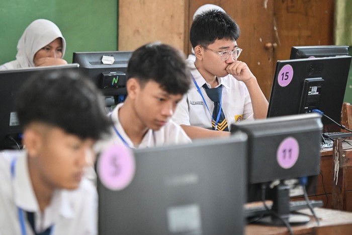 Siswa mengerjakan soal ujian Tes Kemampuan Akademik (TKA) Asesmen Nasional Berbasis Komputer di SMP Negeri 61 Jakarta, Jakarta, Selasa (7/4/2026). Kementerian Pendidikan Dasar dan Menengah (Kemendikdasmen) menyelenggarakan TKA Nasional pada jenjang S