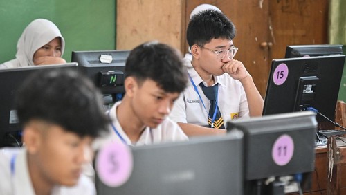Siswa mengerjakan soal ujian Tes Kemampuan Akademik (TKA) Asesmen Nasional Berbasis Komputer di SMP Negeri 61 Jakarta, Jakarta, Selasa (7/4/2026). Kementerian Pendidikan Dasar dan Menengah (Kemendikdasmen) menyelenggarakan TKA Nasional pada jenjang SD/MI, SMP/MTs, dan SMA/MA/SMK guna memetakan mutu pendidikan, validator Seleksi Nasional Berdasarkan Prestasi (SNBP), serta seleksi masuk ke jenjang pendidikan selanjutnya. ANTARA FOTO/Sulthony Hasanuddin