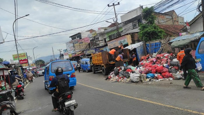 Video viral menunjukkan tumpukan sampah di depan SDN 1 Leuwiliang, Bogor. Sampah rumah tangga dikhawatirkan mengganggu kesehatan siswa. (Dok. Istimewa)