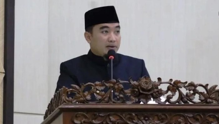 Wali Kota Cilegon Robinsar