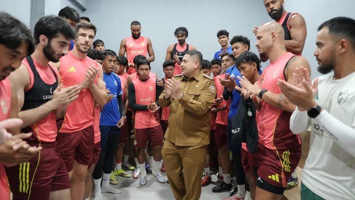 Wali Kota Makassar Munafri Arifuddin menyemangati skuad PSM Makassar.