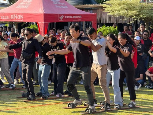 Warga bermain olahraga tradisional dalam rangka menyemarakkan HUT Kota Gianyar, Selasa (7/4/2026)