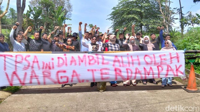Warga blokir TPSA Bangkonol Pandeglang. (Aris Rivaldo/detikcom)