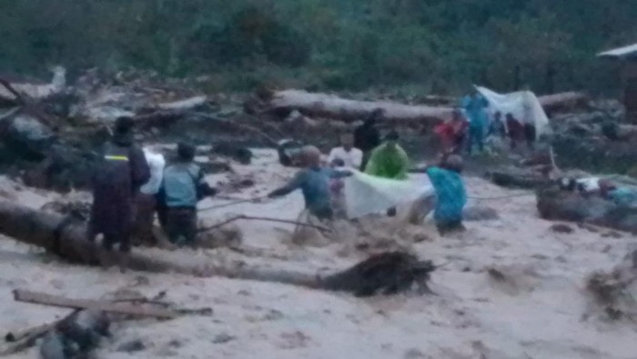 Warga menyeberang sungai meluap di Aceh Tengah (Foto: BPBD Aceh Tengah)