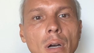 Bule Rusia Curhat, Lagi Surfing eh Barang Berharganya Dicolong dari Jok Motor