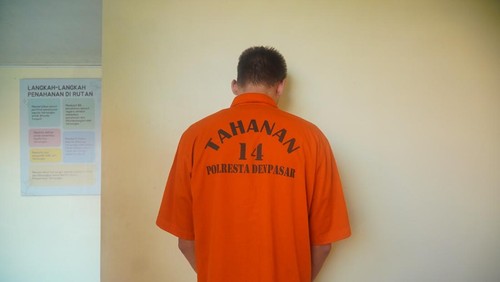 HS, WN Belarus yang diamankan Satresnarkona Polresta Denpasar dengan barang bukti ganja dan kokain.