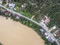 Abrasi Sungai Batang Tembesi Ancam Permukiman dan Jalan Lintas Sumatera