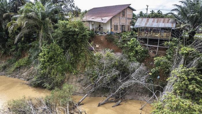 Abrasi melanda areal tepi Sungai Batang Tembesi, di Pauh, Sarolangun, Jambi, Rabu (8/4/2026). Warga setempat menyebutkan, abrasi yang terjadi sejak 15 tahun terakhir telah menggerus tepian sungai sepanjang 20 meter lebih dan mengancam belasan rumah yang juga berdampingan dengan jalan nasional penghubung Jalan Lintas Timur Sumatera dengan Jalan Lintas Tengah Sumatera. ANTARA FOTO/Wahdi Septiawan/kye