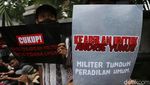Aksi Massa di MK Desak Kasus Andrie Yunus Diadili di Peradilan Umum