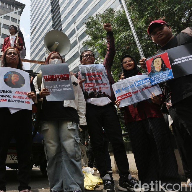Aksi Massa di MK Desak Kasus Andrie Yunus Diadili di Peradilan Umum