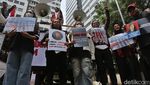 Aksi Massa di MK Desak Kasus Andrie Yunus Diadili di Peradilan Umum