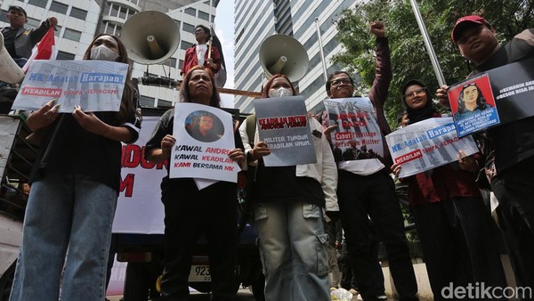 Aksi Massa di MK Desak Kasus Andrie Yunus Diadili di Peradilan Umum