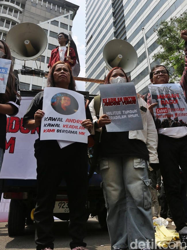 Aksi Massa di MK Desak Kasus Andrie Yunus Diadili di Peradilan Umum