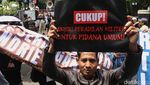 Aksi Massa di MK Desak Kasus Andrie Yunus Diadili di Peradilan Umum