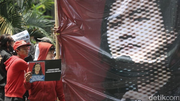 Aksi unjuk rasa digelar oleh para aktivis, mahasiswa, dan masyarakat dari berbagai elemen di depan gedung Mahkamah Konstitusi, Jalan Abdul Muis, Jakarta, Rabu (8/4/2026). Dalam aksi tersebut, massa mendesak agar kasus penyiraman air keras terhadap Andrie Yunus diadili melalui peradilan umum (sipil).