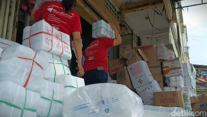 Aktivitas di salah satu toko plastik di Pasar Cikurubuk Tasikmalaya.