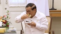 Ada juga orang nomor satu di DKI Jakarta itu mencicipi Aldis Burger. Foto: dok instagram Aldi Taher
