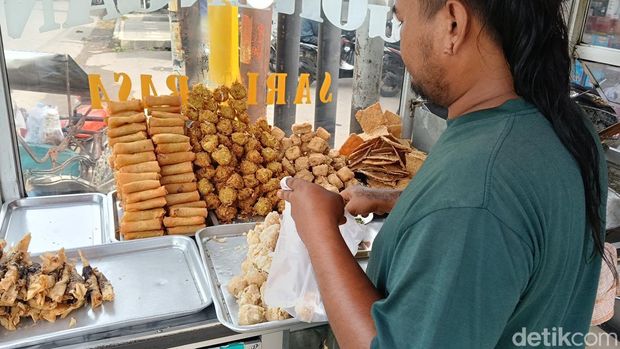Amin (37), penjual gorengan di Jalan Ir H Juanda, Desa Singajaya, Kecamatan Indramayu.