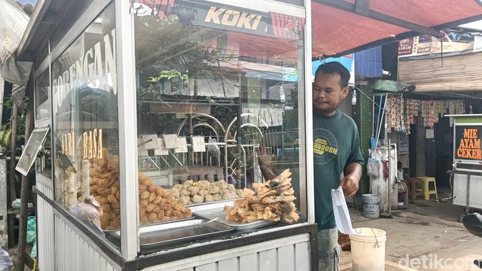 Amin (37), penjual gorengan di Jalan Ir H Juanda, Desa Singajaya, Kecamatan Indramayu.