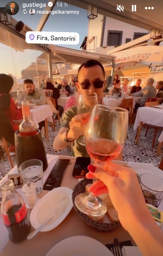 Selama setahun berpacaran, Angel dan Gusti Ega kerap terlihat menghabiskan waktu bersama untuk liburan ke luar negeri. Momen liburan ke Santorini menjadi yang terakhir bagi keduanya sebagai sepasang kekasih. Foto: Instagram/@realangelkaramoy
