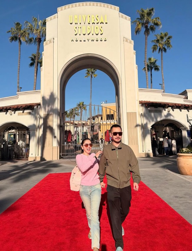 Angel dan Gusti Ega juga sempat mengunjungi Universal Studios Hollywood. Tak hanya berdua, di momen tersebut Angel juga mengajak serta kedua anaknya. Foto: Instagram/@realangelkaramoy