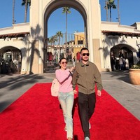 Angel dan Gusti Ega juga sempat mengunjungi Universal Studios Hollywood. Tak hanya berdua, di momen tersebut Angel juga mengajak serta kedua anaknya. Foto: Instagram/@realangelkaramoy