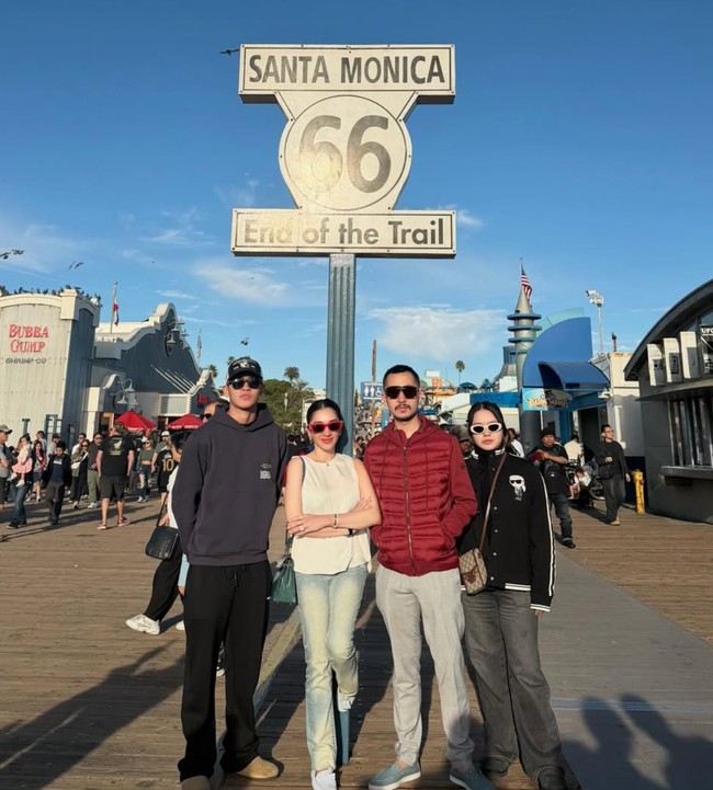 Momen kebersamaan Gusti Ega bersama Angel dan kedua anaknyasaat di Los Angeles. Tampaknya Gusti Ega pun sudah cukup dekat dengan kedua anak Angel. Foto: Instagram/@realangelkaramoy