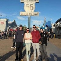 Momen kebersamaan Gusti Ega bersama Angel dan kedua anaknyasaat di Los Angeles. Tampaknya Gusti Ega pun sudah cukup dekat dengan kedua anak Angel. Foto: Instagram/@realangelkaramoy