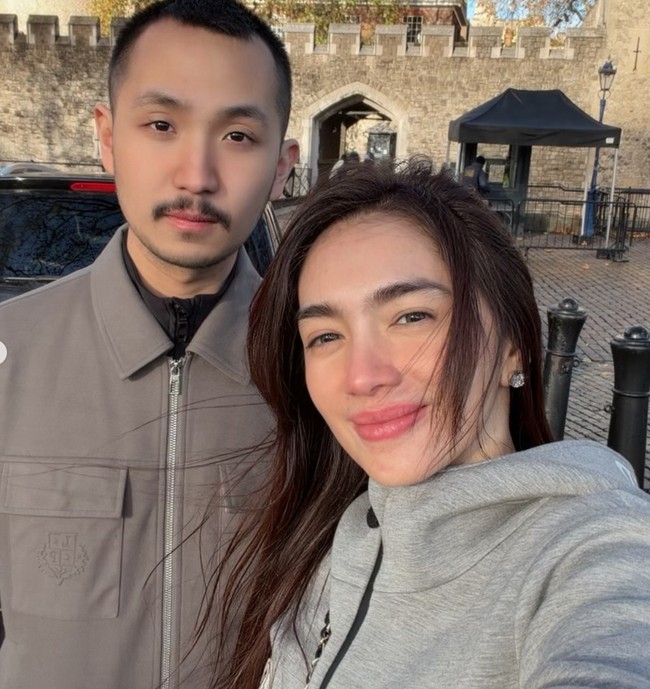 Potret kebersamaan Angel dan Gusti saat liburan ke London. Di Instagram, Angel sendiri kerap membagikan foto-foto mesra dirinya dan Gusti Ega saat liburan bersama. Foto: Instagram/@realangelkaramoy