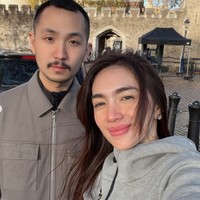 Potret kebersamaan Angel dan Gusti saat liburan ke London. Di Instagram, Angel sendiri kerap membagikan foto-foto mesra dirinya dan Gusti Ega saat liburan bersama. Foto: Instagram/@realangelkaramoy