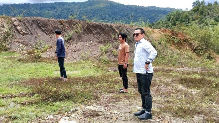 Anggota DPRD Kalimantan Utara (Kaltara) Dapil III Malinau, Hendri Tuwi (Baju Putih) Saat berada di Lahan PLBN Long Midang