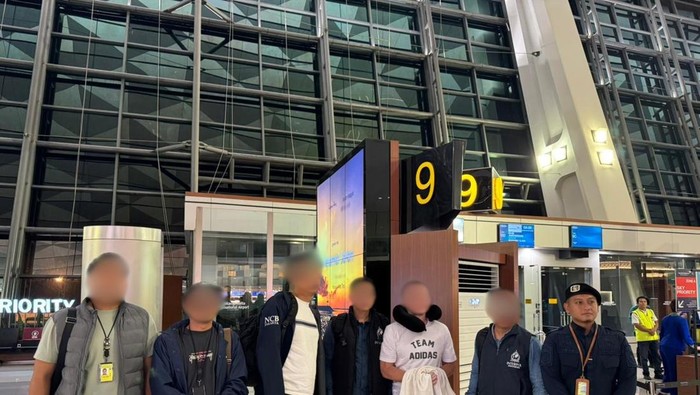 antor Imigrasi Ngurah Rai bersama dengan Sekretariat NCB Interpol Indonesia melakukan pendeportasian terhadap Warga Negara Inggris berinisial SL (45). (dok. ist)