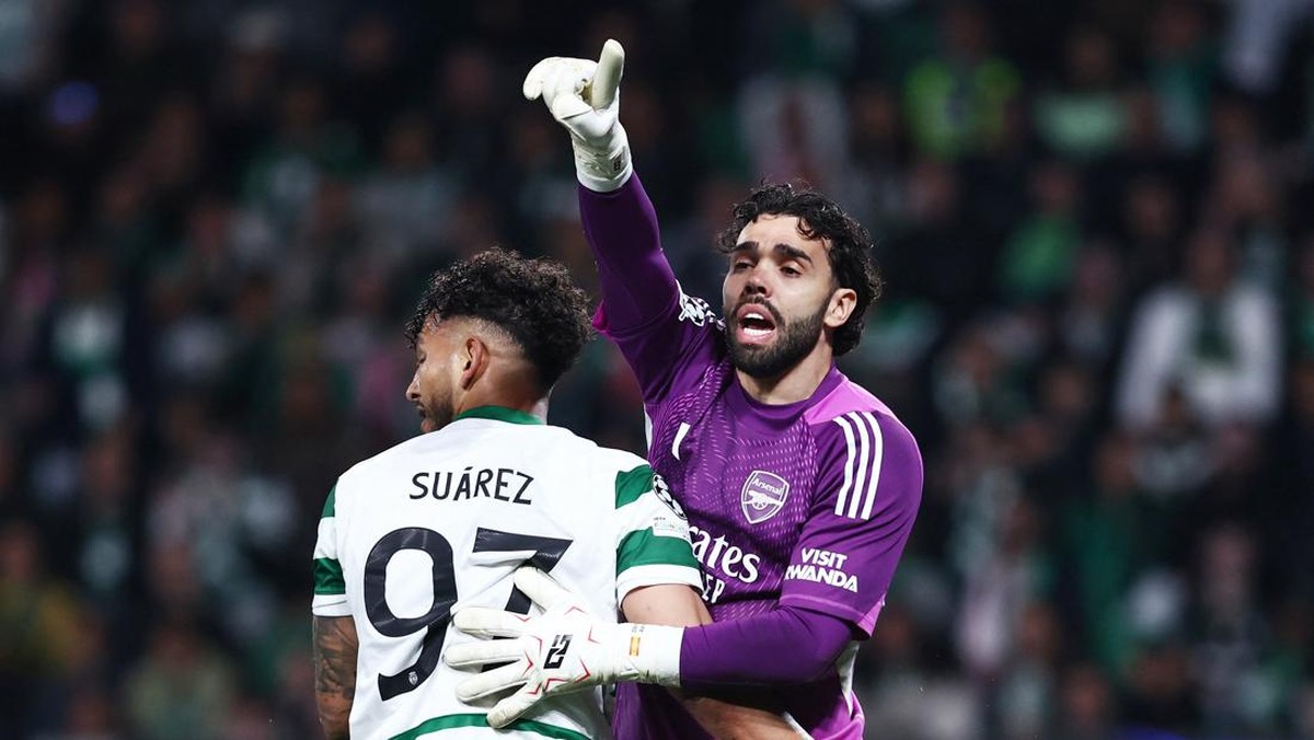 David Raya (Kanan) jadi aktor penyelamat Arsenal di markas Sporting. (Foto: REUTERS/Rodrigo Antunes)