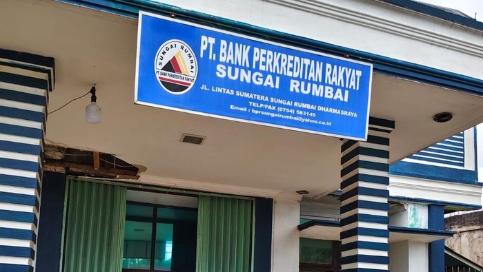 Otoritas Jasa Keuangan (OJK) mencabut izin usaha PT Bank Perekonomian Rakyat Sungai Rumbai yang beralamat di Jalan Lintas Sumatera, Sungai Rumbai, Kec. Sungai Rumbai, Kab. Dharmasraya, Provinsi Sumatera Barat. Hal itu sesuai dengan Keputusan Anggota 