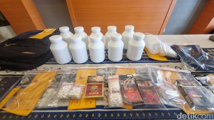 Polisi saat menunjukkan barang bukti pil Yarindo yang disita dari tangan pelaku, Polres Bantul, Rabu (8/4/2026).