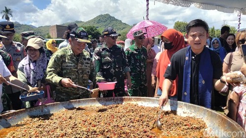 Kreator Konten Bobon Santoso masak besar di bersama TNI di Lapangan Garuda, Desa Nisa, Kecamatan Woha, Kabupaten Bima, NTB pada Rabu (8/4/2026).