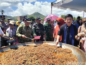 Bobon Santoso Masak 1.500 Porsi Daging Sapi Teriyaki di Bima