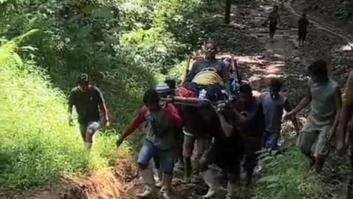 Pria bernama Idris Hadju (50) di Kabupaten Bone Bolango, Gorontalo terpaksa ditandu sejauh kurang lebih 42 km menuju ke rumah sakit.