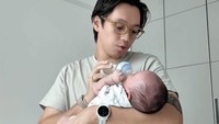 Brandon Salim Curhat Jadi Ayah: Overthinking dan Rajin Begadang