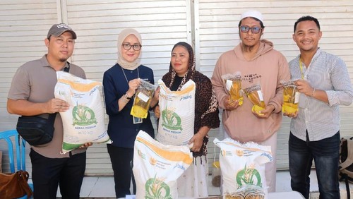 Direktur Pemasaran Perum Bulog, Febby Novita menyalurkan bantuan pangan di Desa Gili Indah, Lombok Utara. (Dok. Bulog NTB)