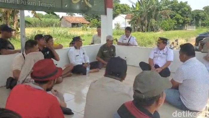 Bupati Nganjuk Marhaen Djumadi (dua dari kanan) sidak jalan rusak.