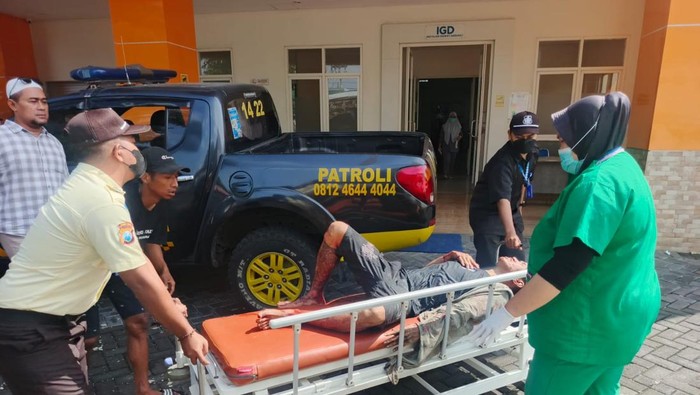 Copet saat dievakuasi petugas medis setelah dibacok di Desa Hulaan, Kecamatan Menganti, Gresik