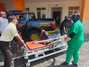 Adu Mulut dengan OTK di Jalan, Pria Gresik Ini Dibacok hingga Terkapar