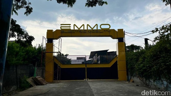 dealer motor listrik MBG Emmo di Grogol, Jakarta Barat.