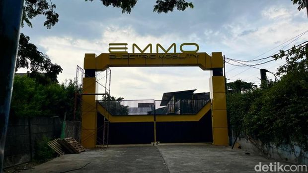dealer motor listrik MBG Emmo di Grogol, Jakarta Barat.