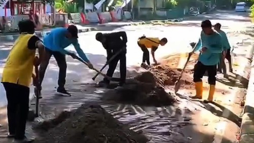 Dinas Pekerjaan Umum, Penataan Ruang Perumahan dan Kawasan Permukiman (PUPRPKP) Lombok Barat melakukan normalisasi saluran drainase di kawasan Senggigi, Senin (6/4/2026). (Foto: Dok. PUPRPKP Lombok Barat)