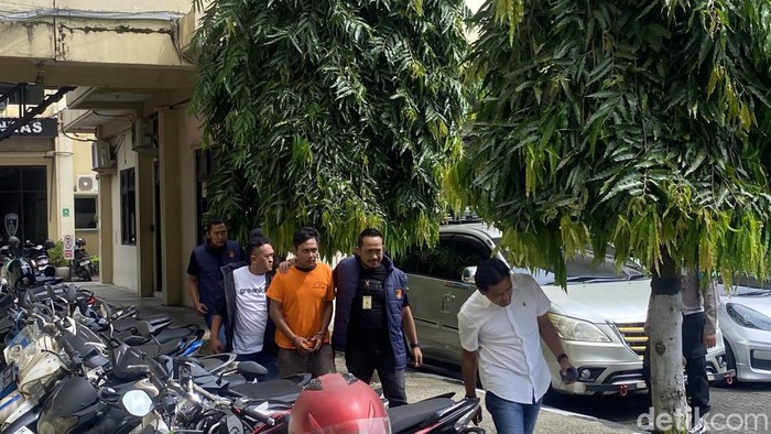 Polisi membawa Dito, jambret sadis Semarang usai ditangkap ke Mapolrestabes Semarang, Rabu (8/4/2026).