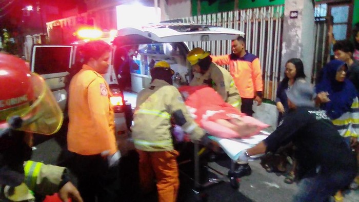 Evakuasi korban luka akibat kebakaran rumah di Jalan Babadan Surabaya.