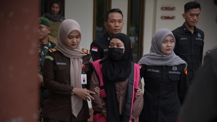 Finance Officer Yayasan IEP Persada Nusantara berinisial ET ditetapkan sebagai tersangka dugaan korupsi beasiswa Aceh. (dok. Kejati Aceh)