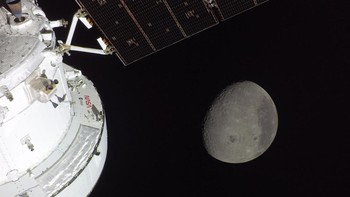 Pemandangan Bulan saat pesawat ruang angkasa Orion dari misi Artemis II mendekati Bumi untuk mencapai jarak terjauhnya, dalam tangkapan layar yang diambil dari video siaran langsung pada 6 April 2026. Foto: NASA/HO via Reuters